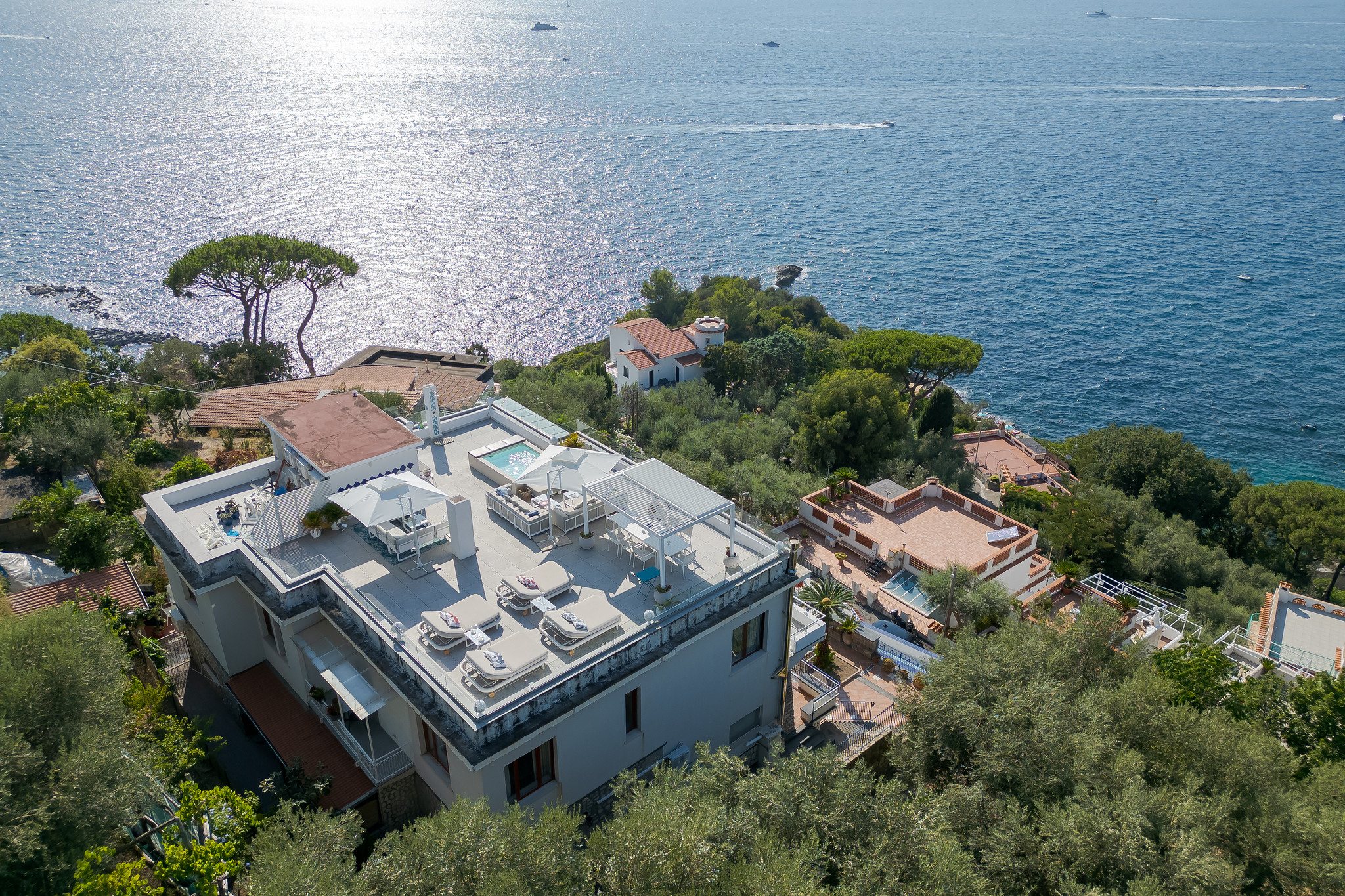 The privileged position of La Balena Blu above the sea